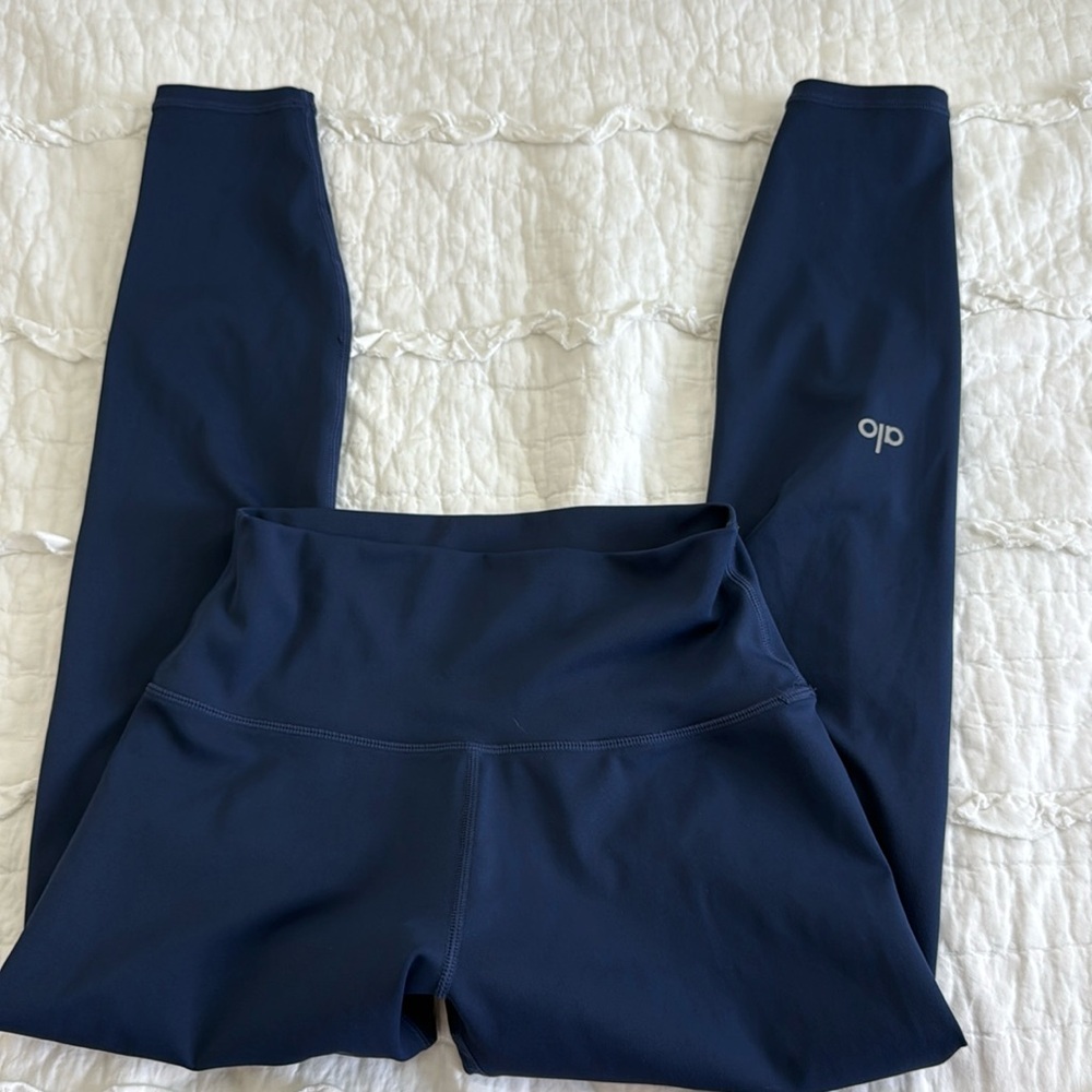 Alo size 6 navy leggings.